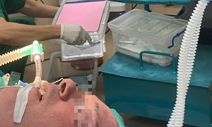 Một năm kh&#224;n tiếng kh&#244;ng r&#245; l&#253; do, người đ&#224;n &#244;ng H&#224; Lan được b&#225;c sĩ Việt Nam ph&#225;t hiện u hạt thanh quản 