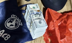 Nhận hàng cứu trợ bão lũ, phát hiện gần 2.000 USD trong túi đồ