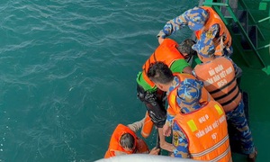 Cán bộ, chiến sĩ hải quân vượt sóng lớn cứu hai thuyền viên gặp nạn