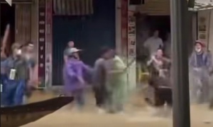 Xác minh clip nhóm người dùng mái chèo đánh nhau giữa dòng nước lũ