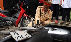 Thấy Công an, học sinh chưa đủ tuổi điều khiển mô tô vội 'tẩu tán' phương tiện