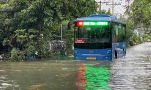 Triều cường ở TPHCM đạt đỉnh, nhiều khu vực 'thành sông'