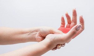 T&#234; tay ch&#226;n li&#234;n tục cảnh gi&#225;c với bệnh hiếm g&#226;y ảnh hưởng nghi&#234;m trọng đến hệ thần kinh