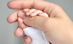 Cho con b&#250; sữa non ngay sau sinh l&#224; khởi đầu ho&#224;n hảo