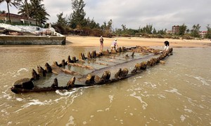 Tàu cổ dạt vào bờ biển Hội An (Đà Nẵng) sau bão số 13