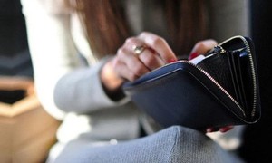 Từ 15/12, kiểm soát thu nhập của vợ hoặc chồng sẽ bị phạt đến 30 triệu đồng