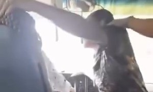 Tài xế xe buýt bị hành khách tấn công ngay lúc đang chạy trên quốc lộ