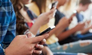 Israel cấm học sinh tiểu học sử dụng điện thoại di động