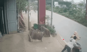 Rùng mình khoảnh khắc người đàn ông đẩy CSGT vào ô tô đang chạy