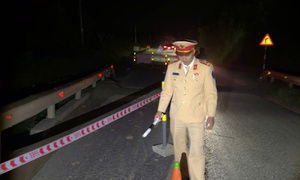 Xuất hiện hố sụt lún trên tuyến Quốc lộ 49 ở Huế