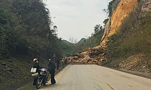 Có công nhân bị vùi lấp trong vụ sạt lở tại Quốc lộ 6