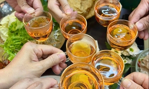 Lôi kéo, xúi giục người khác uống rượu bia có thể bị phạt tiền
