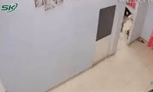 Chồng hành hung vợ như kẻ thù mặc con nhỏ khóc thét hoảng loạn dưới sàn nhà gây phẫn nộ