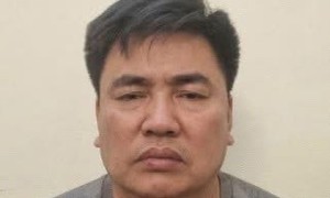 Khởi tố đối tượng đẩy cảnh s&#225;t giao th&#244;ng v&#224;o đầu xe tải