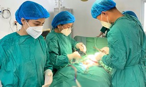 Mổ cấp cứu kịp thời, cứu an toàn thai nhi 40 tuần có dấu hiệu suy thai