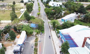 Cận cảnh con đường độc lạ, bị 'bẻ cong' vì một… ngôi nhà