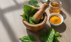 Hướng dẫn 3 cách làm sạch và dưỡng ẩm da bằng lá trầu không