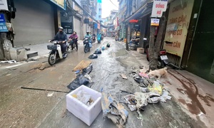 Người dân khốn khổ vì nước cống tràn lên mặt đường Triều Khúc