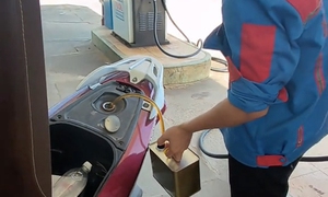 Cho thôi việc nhân viên từ chối nhận chuyển khoản, rút lại xăng của khách