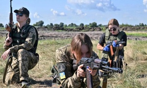 Phụ nữ Ukraine đang phải đảm nhận nhiều 'vai trò đặc quyền' của nam giới ở tiền tuyến