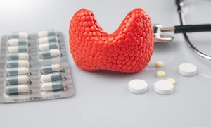 Sau phẫu thuật ung thư tuyến giáp bệnh nhân cần uống thuốc như thế nào?