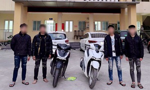 Nhóm thanh niên đi xe SH cầm dao gắn tuýp sắt truy đuổi người đi đường