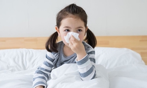 Trẻ nhỏ bị cảm lạnh nguy hiểm như n&#224;o?