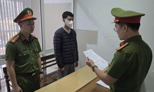 Mang 1.490 bao thuốc lá lậu lên ô tô, nam thanh niên bị khởi tố