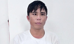 Bé gái cầm điện thoại 'hớ hênh', gã thanh niên lao vào cướp