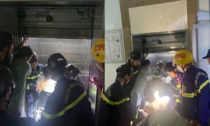 Nửa đêm giải cứu 3 người, gồm nhân viên y tế, mắc kẹt trong thang máy bệnh viện