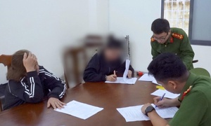 Vận chuyển trái phép 24 thỏi vàng, 2 đối tượng bị khởi tố