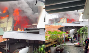 Ngôi nhà 4 tầng bốc cháy dữ dội giữa khu dân cư Đà Nẵng
