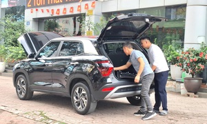 Đề xuất giảm 6 triệu tiền phí cấp biển ô tô: Người mua mừng, người bán đợi