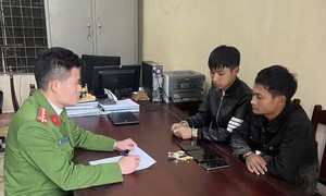 Chui qua lỗ thông gió vào cửa hàng, 2 thanh niên trộm 11 điện thoại và 5 đồng hồ