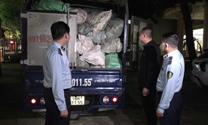 Xe tải chở hơn 3 tấn xương lợn bốc mùi bị chặn lại ở Ninh Bình