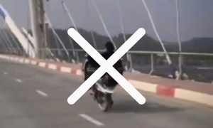 Tịch thu phương tiện của thanh niên 17 tuổi điều khiển xe máy không bằng lái, 'bốc đầu' xe