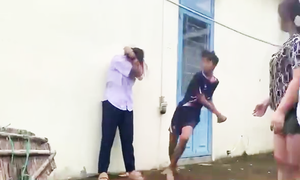 Người mẹ 'chết điếng' khi thấy clip con gái bị đánh hội đồng