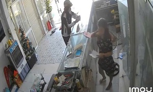 Video đối tượng vờ mua hàng để cướp iPhone 15 Pro Max