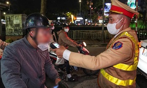 Hà Nội: Xử lý hơn 100 trường hợp vi phạm nồng độ cồn trong đêm cuối tuần