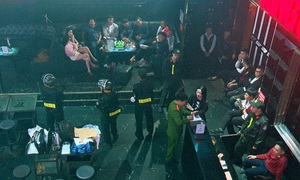 Nửa đêm đột kích 2 quán bar, phát hiện hàng chục đối tượng dương tính ma túy