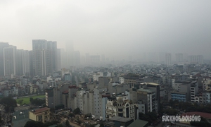 Tòa nhà cao tầng 'biến mất' sau lớp mù dày đặc