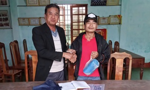 Xúc động tấm lòng người đàn ông nhặt ve chai mang 1 triệu đồng ủng hộ đồng bào vùng lũ