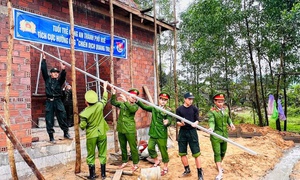 'Chạy nước rút' dựng nhà cho người dân sau lũ