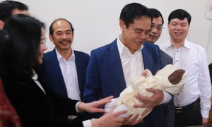 Chủ tịch UBND tỉnh Nghệ An thăm, động viên người có công và trẻ em có hoàn cảnh đặc biệt