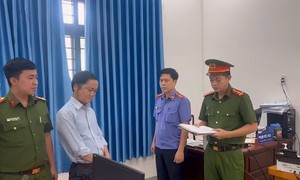 Bắt công chức xã hứa hẹn làm thủ tục đất đai để chiếm đoạt tiền của người dân