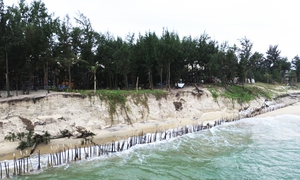 Cận cảnh bờ biển bị sóng dữ xé toạc, đe dọa 'nuốt' hàng loạt công trình