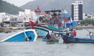 Tàu cá Tấn Tèo chìm trên biển Nha Trang, còn một ngư dân mất tích