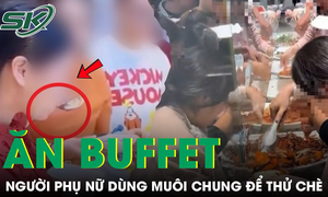 Người phụ nữ dùng muôi chung để thử chè tại quầy buffet gây khó chịu