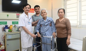 Thay khớp háng cho cụ ông 99 tuổi bị gãy cổ xương đùi
