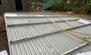 Dông sét làm 2 người thương vong và nhiều nhà tốc mái ở Kon Tum
